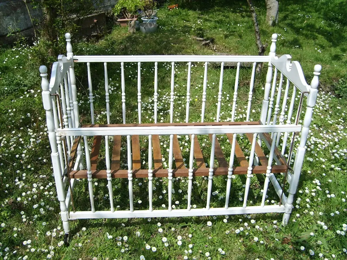 Wooden baby cradle, photo 1