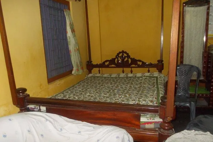 Carved hardwood bed frame, 5 x 6, photo 1